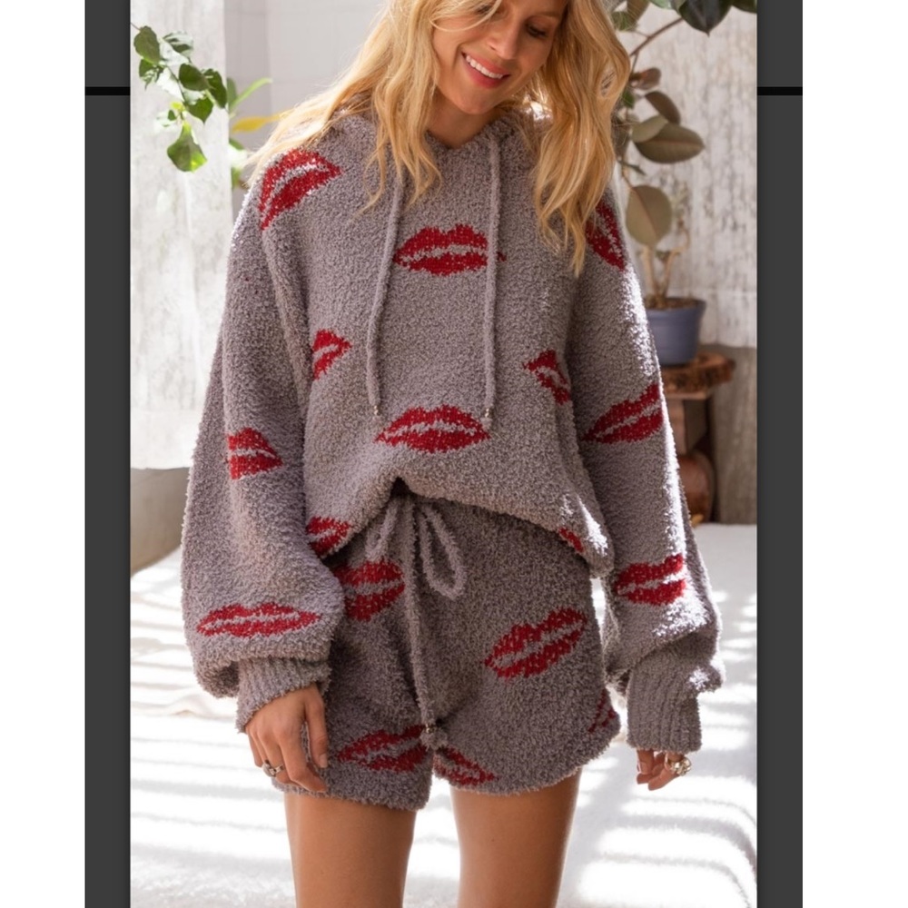 BERBER Cozy Lips Hooded Pullover - Picture 2 of 10
